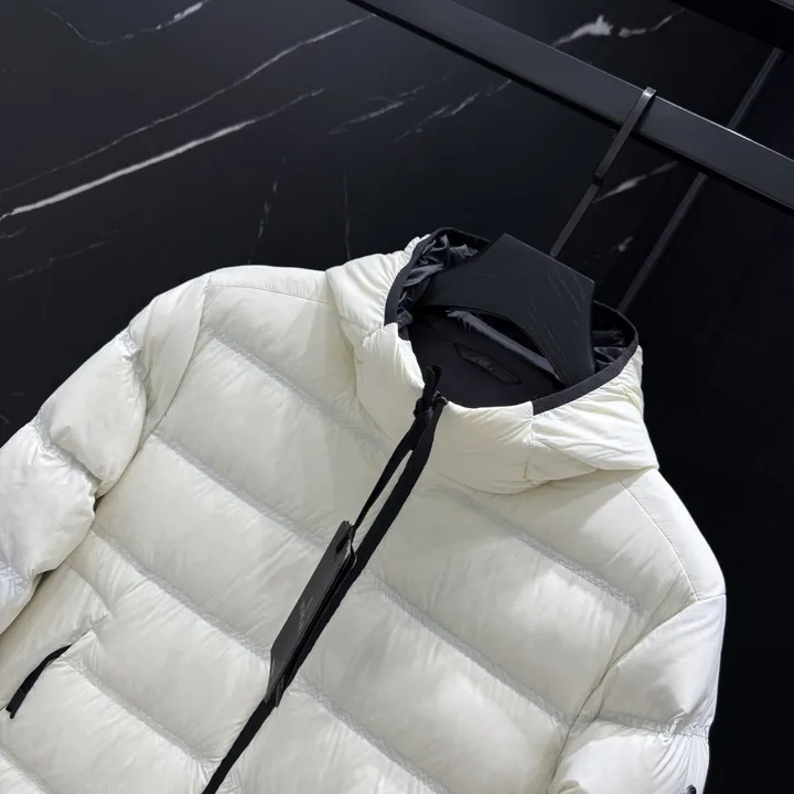 モンクレール ダウンジャケット 軽量