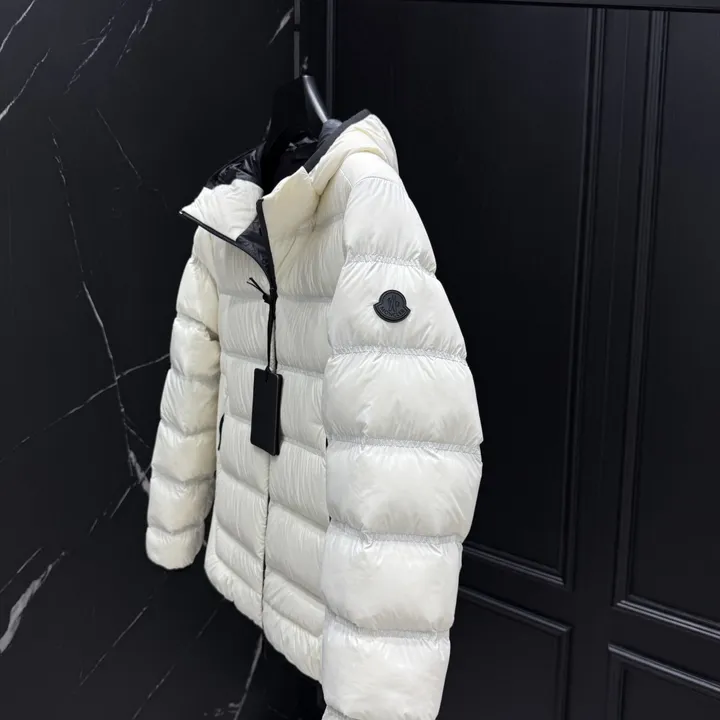 モンクレール ダウンジャケット 軽量