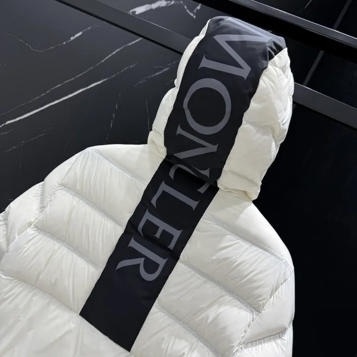 モンクレール ダウンジャケット 軽量