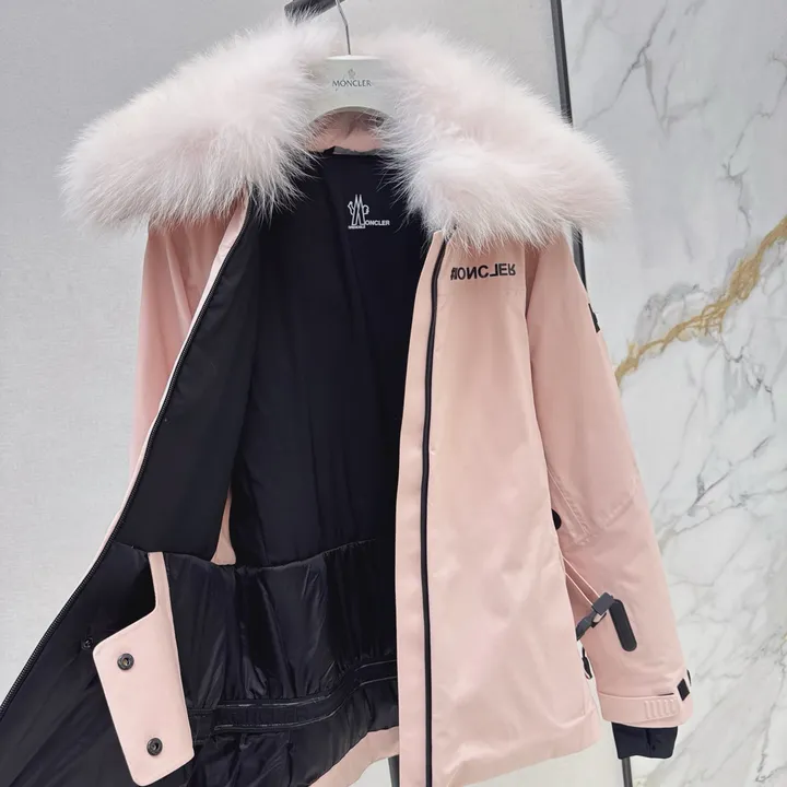 Moncler レディース ジャケット フードファー付き