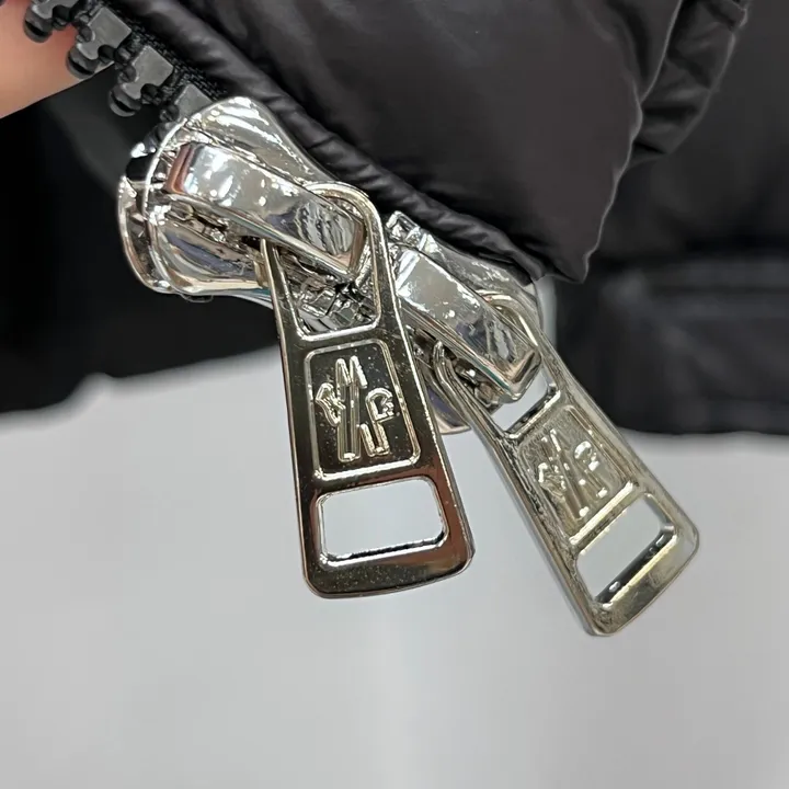 モンクレール 1A00099 68352 コピー