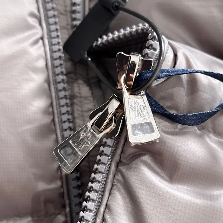 Moncler ダウンジャケット グレー