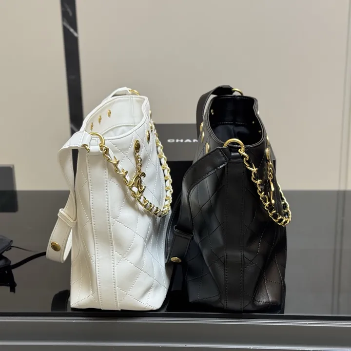 シャネル シャイニー ラムスキン ショルダーバッグ