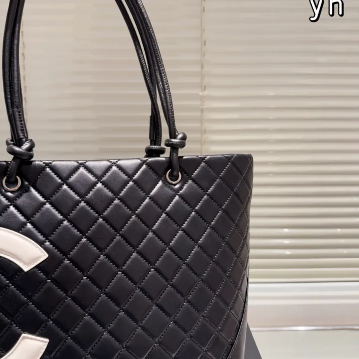 シャネル レディース ラージ ショルダーバッグ