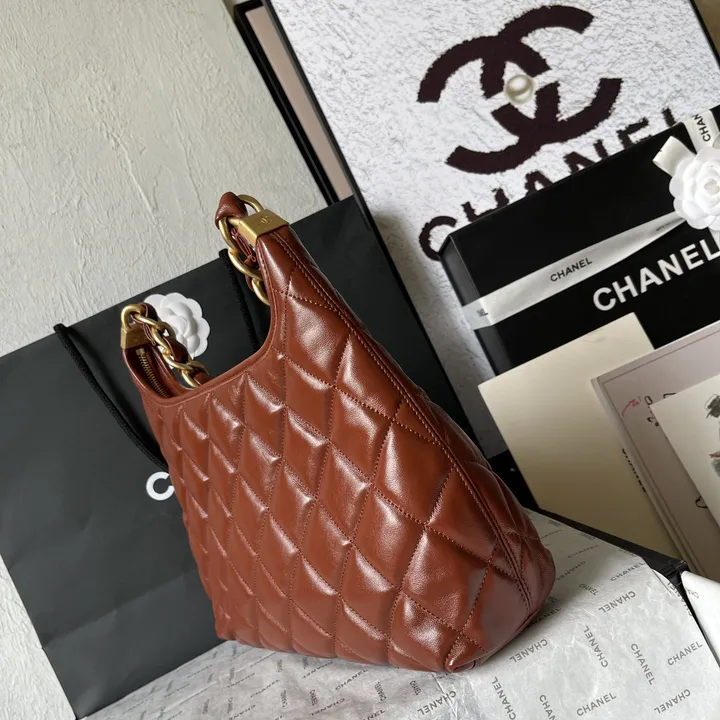 CHANEL 24A ホーボーバッグ