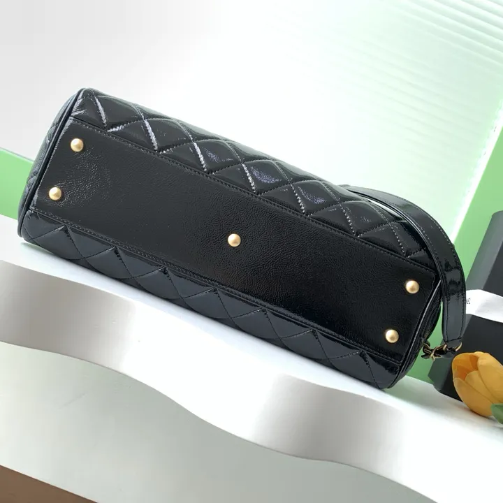 シャネル マトラッセ  パテント ボーリング バッグ