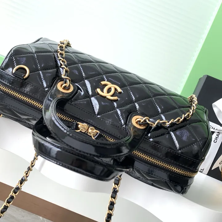 シャネル ブラック パテントショルダーバッグ