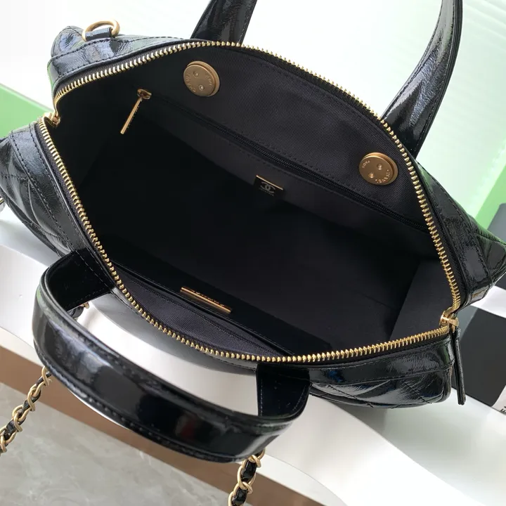シャネル ブラック パテントショルダーバッグ