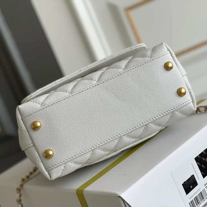 シャネル ショルダーバッグ ホワイト