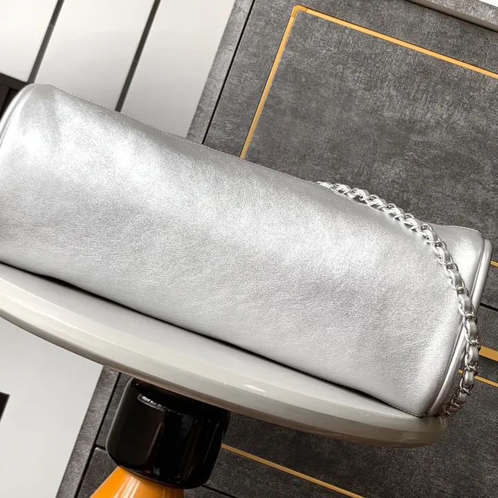 シャネル ミディアムサイズ チェーンバッグ