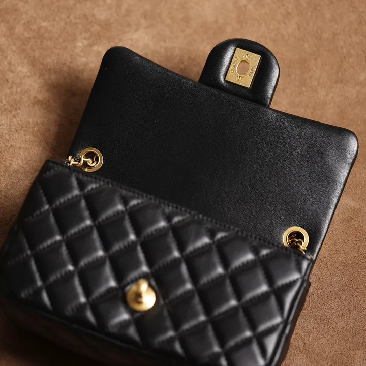 シャネル ボールチェーンバッグ