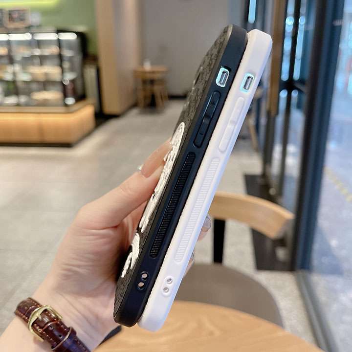 クロームハーツ iphone17ケース ロゴ型押し