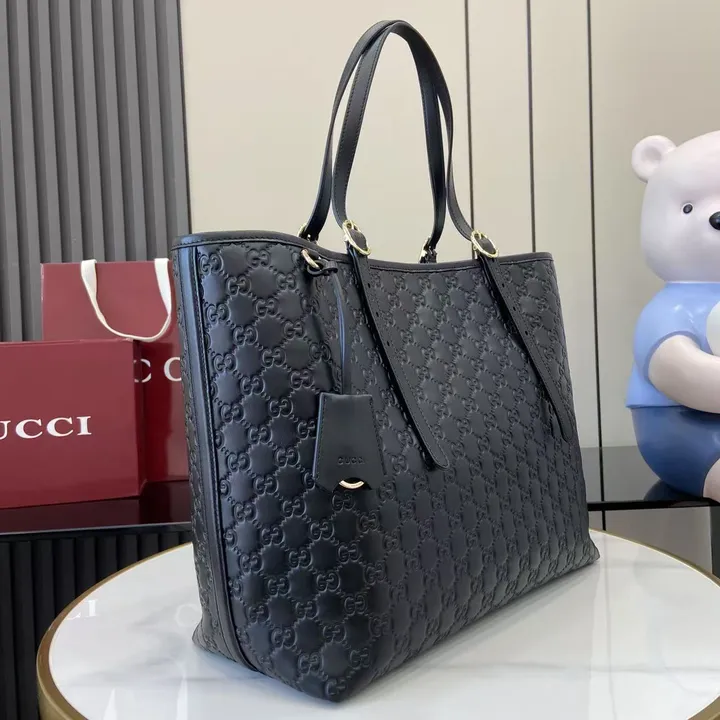 GUCCI GGエンブレムトートバッグ