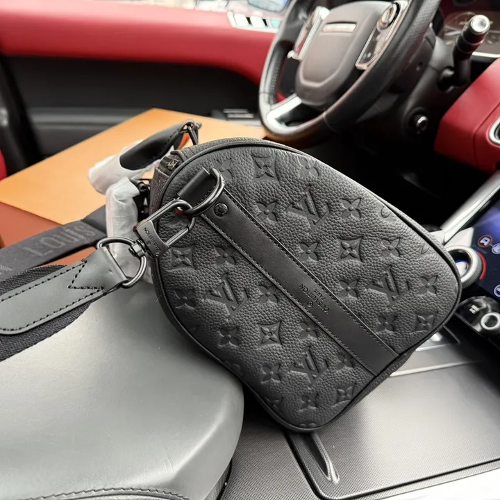 VUITTON M22765