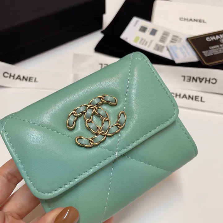 シャネル ミニ財布 女