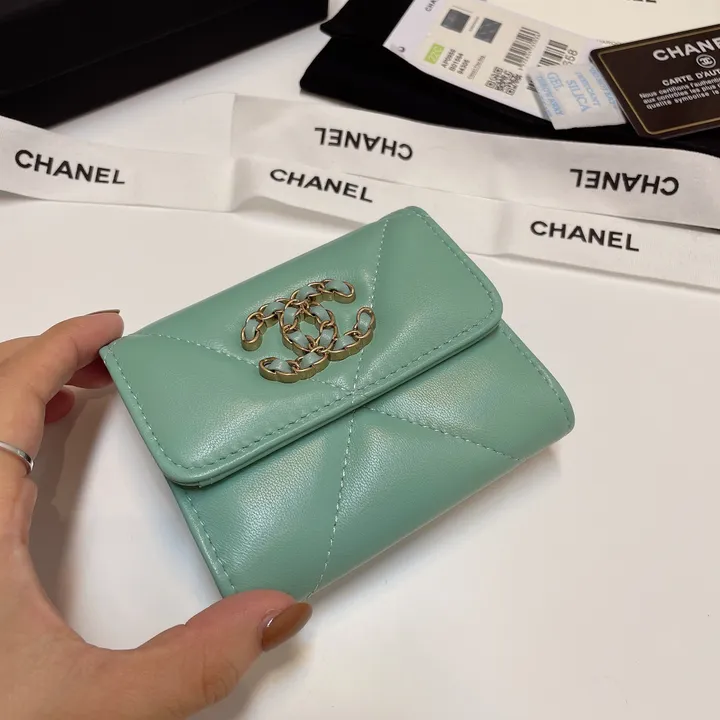 シャネル 19 ミニ財布