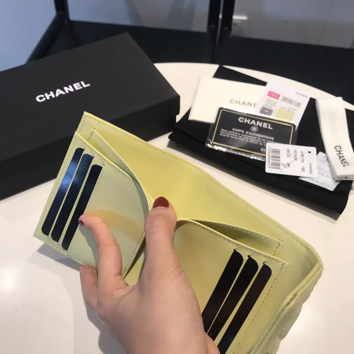 シャネル 3つ折りミニ財布