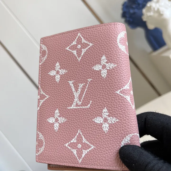 LOUIS VUITTON パスポートカバー ピンク