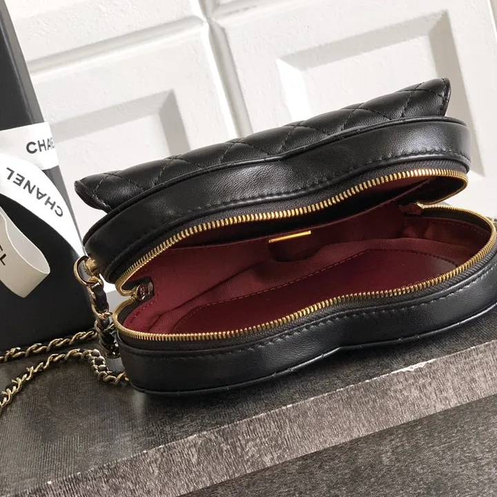 CHANEL ラムスキン シェイプ バッグ