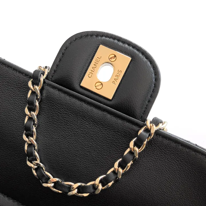 CHANEL ラムスキン シェイプ バッグ