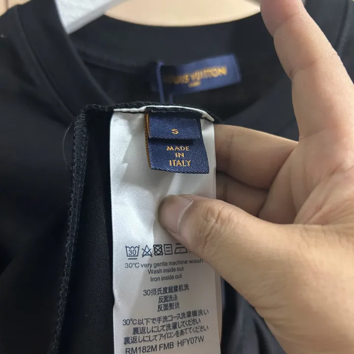 vuitton ブラックTシャツ