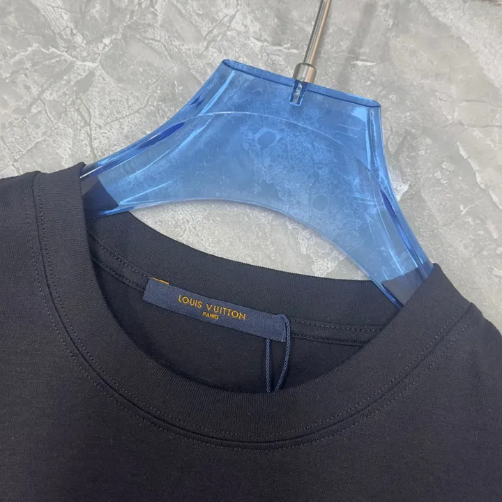 ルイヴィトン 黒Tシャツ
