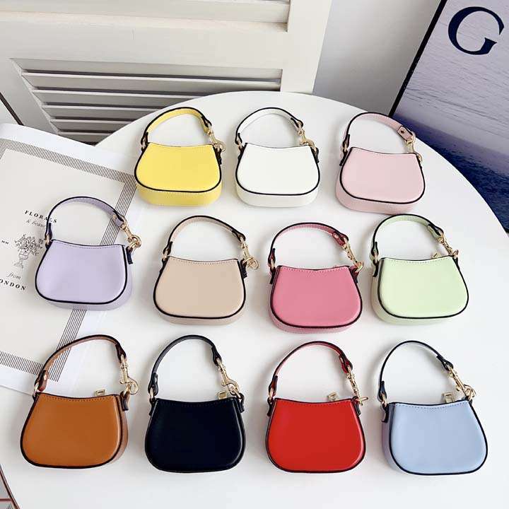 セリーヌ airpods4ケース 三日月型