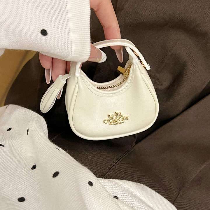 コーチ airpods 5 イヤホンケース カーフレザー